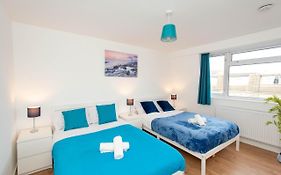 Stunning Four Bedroom House Close To Excel, O2 & Central London With Free Parking